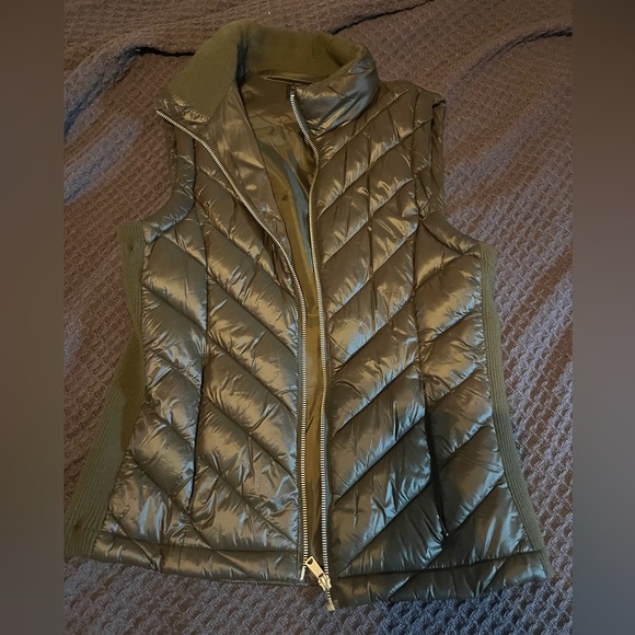 Love Tree Green Vest - Picture 1 of 3